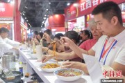 合盘八字“嗦粉”经济火热 中国多地“食力”出圈