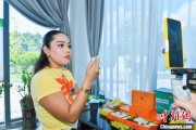 合盘八字泰国主播品三亚榴莲：“尝到了家乡味”