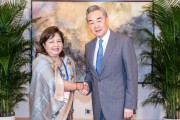 合盘八字王毅会见尼泊尔外长阿祖